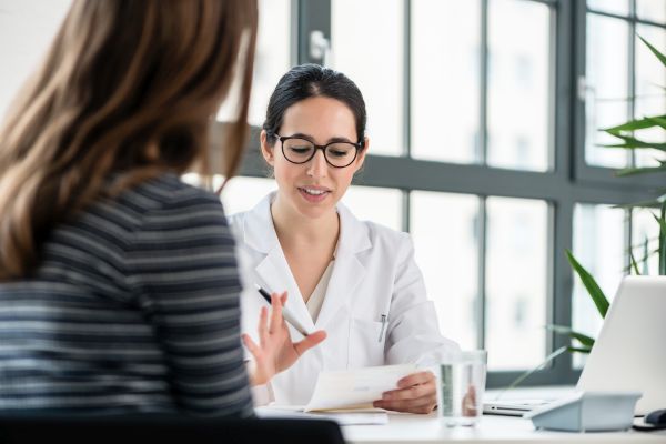 Ärztin im Gespräch, Personalgewinnung, Datenschutz im Bewerbungsmanagement für Ärzte