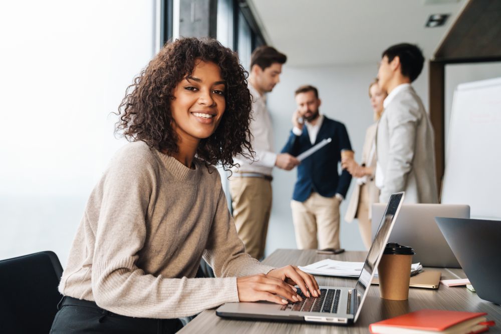 Junge Frau am Laptop im Büro, Azubis online suchen und finden