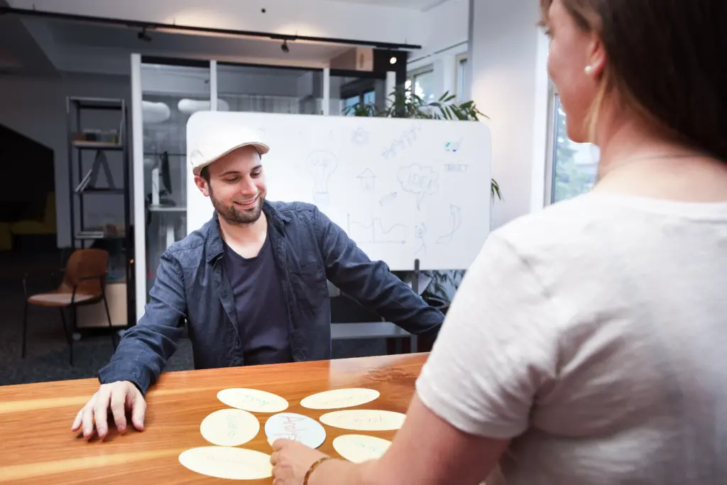 Nina Kirsch und Malchus Kern beim Brainstormen am Arbeitsplatz