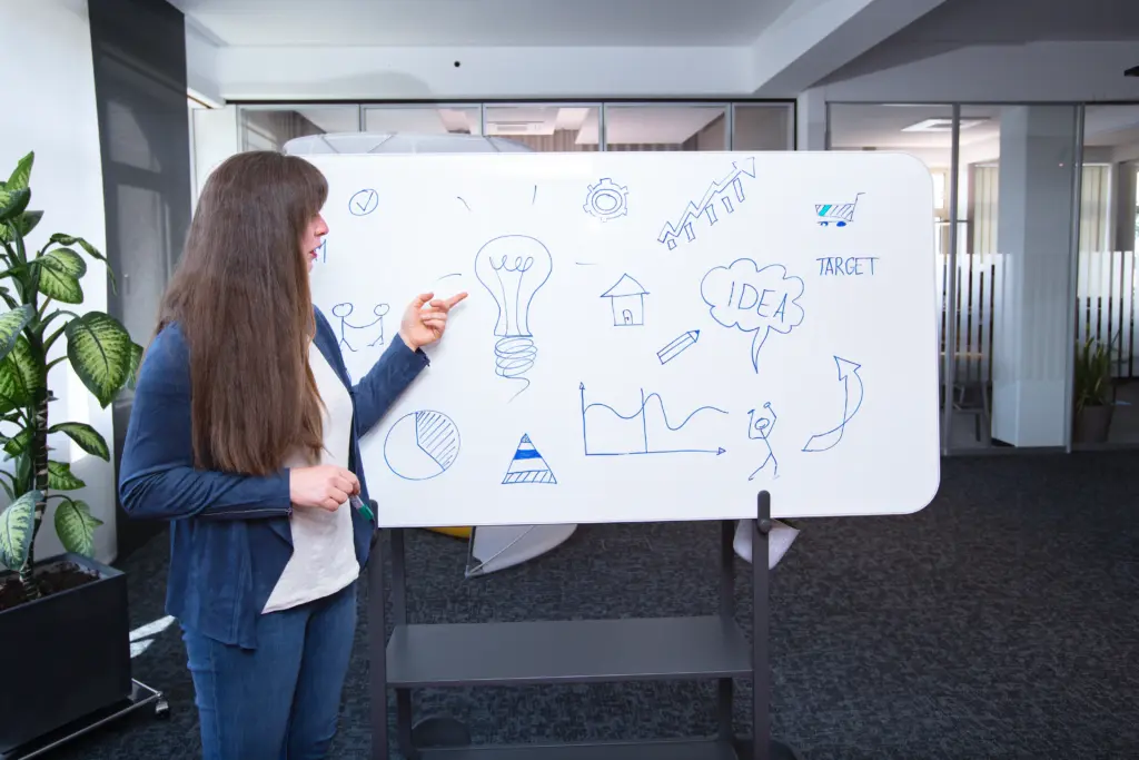 Nina Kirsch vor einem Whiteboard