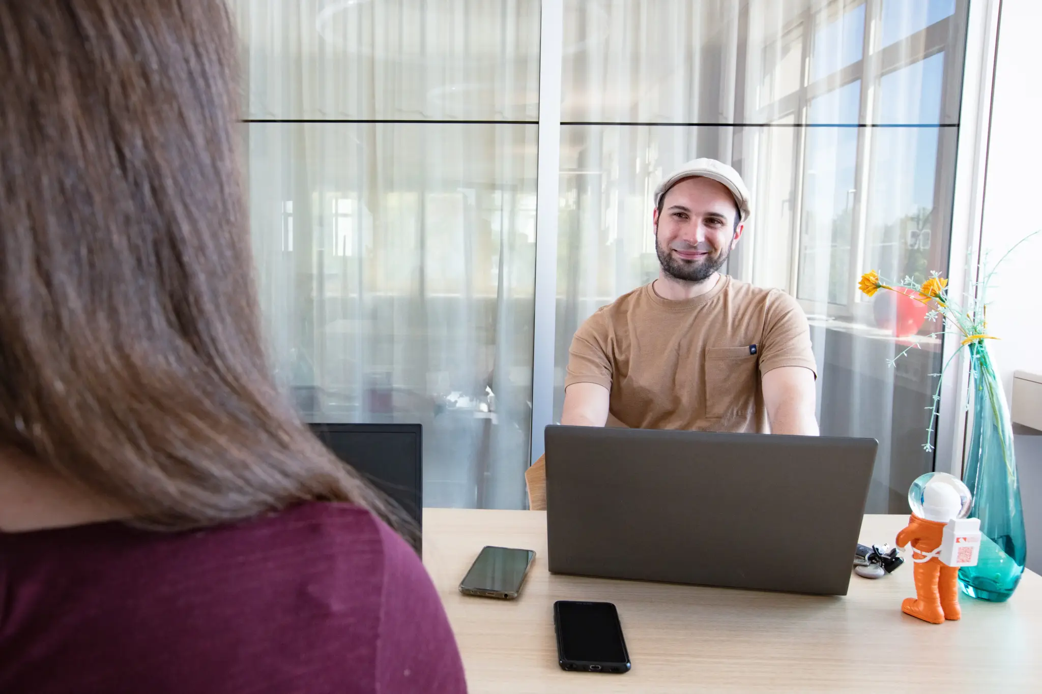 Bild von Malchus Kern und Nina Kirsch bei der Arbeit als Marketing-Profis.