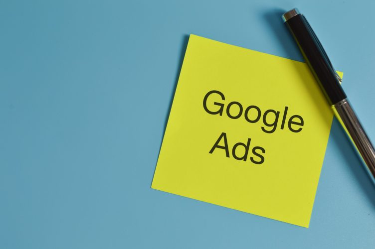 SEA für Shopify Onlineshops Gelbes Post-It mit "Google Ads"